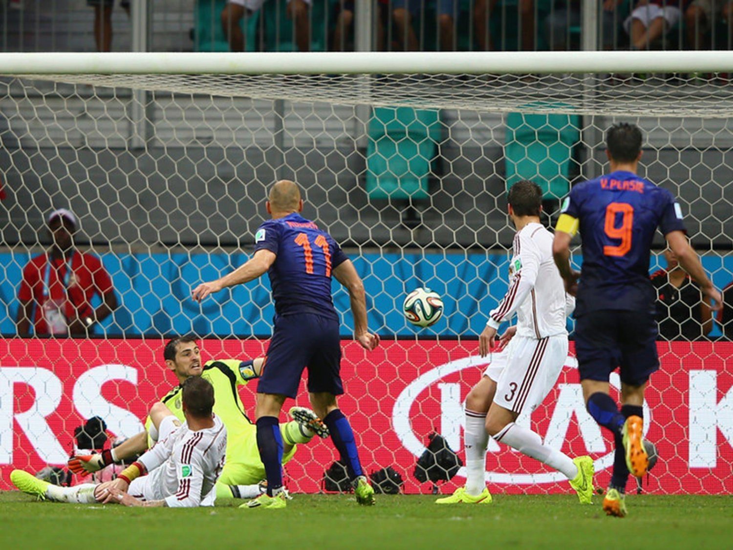 303 - 8 X 6 Photo - Football - FIFA World Cup 2014 - Spain V Holland - Arjen Robben Scores