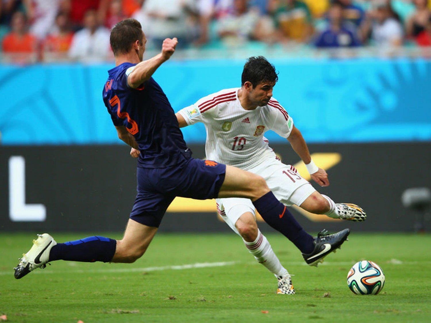 304 - 8 X 6 Photo - Football - FIFA World Cup 2014 - Spain V Holland - Diego Costa Is Fouled