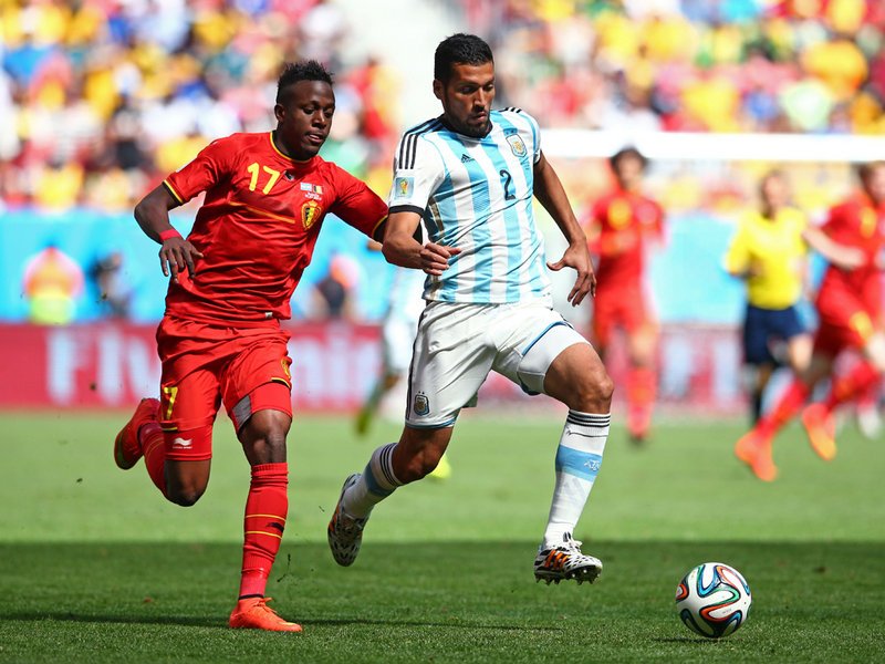 585 - 8 X 6 Photo - Football - FIFA World Cup 2014 - Argentina V Belgium - Diock Origi Ezequiel Gara
