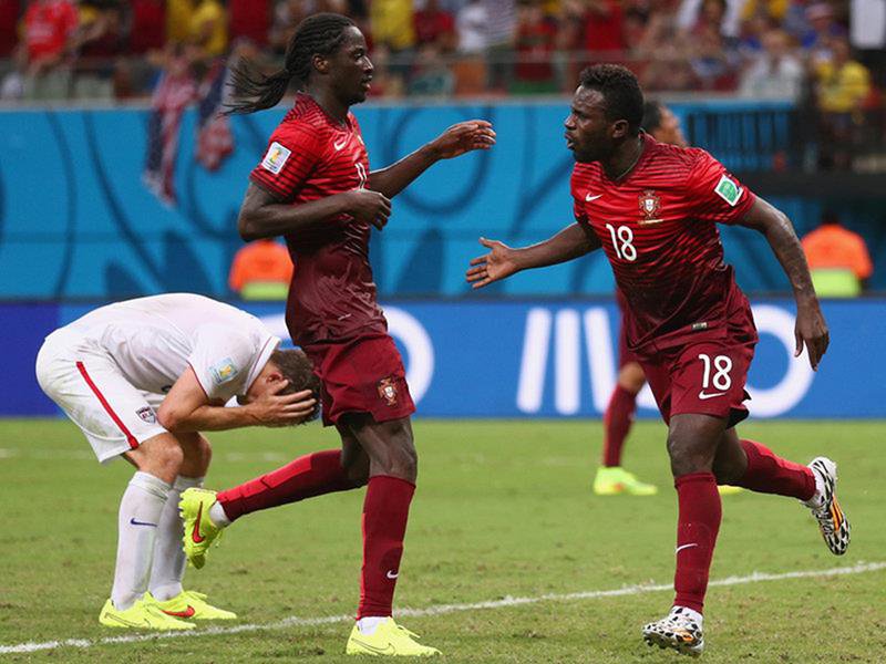 339 - 8 X 6 Photo - Football - FIFA World Cup 2014 - USA V Portugal - Silvestre Celebration