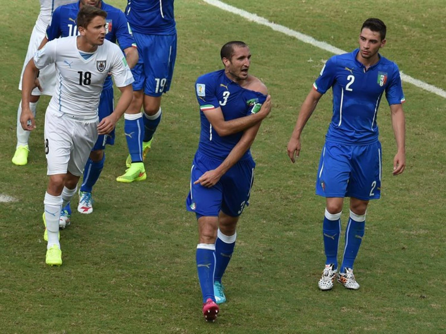 357 - 8 X 6 Photo - Football - FIFA World Cup 2014 - Chellini & Suarez
