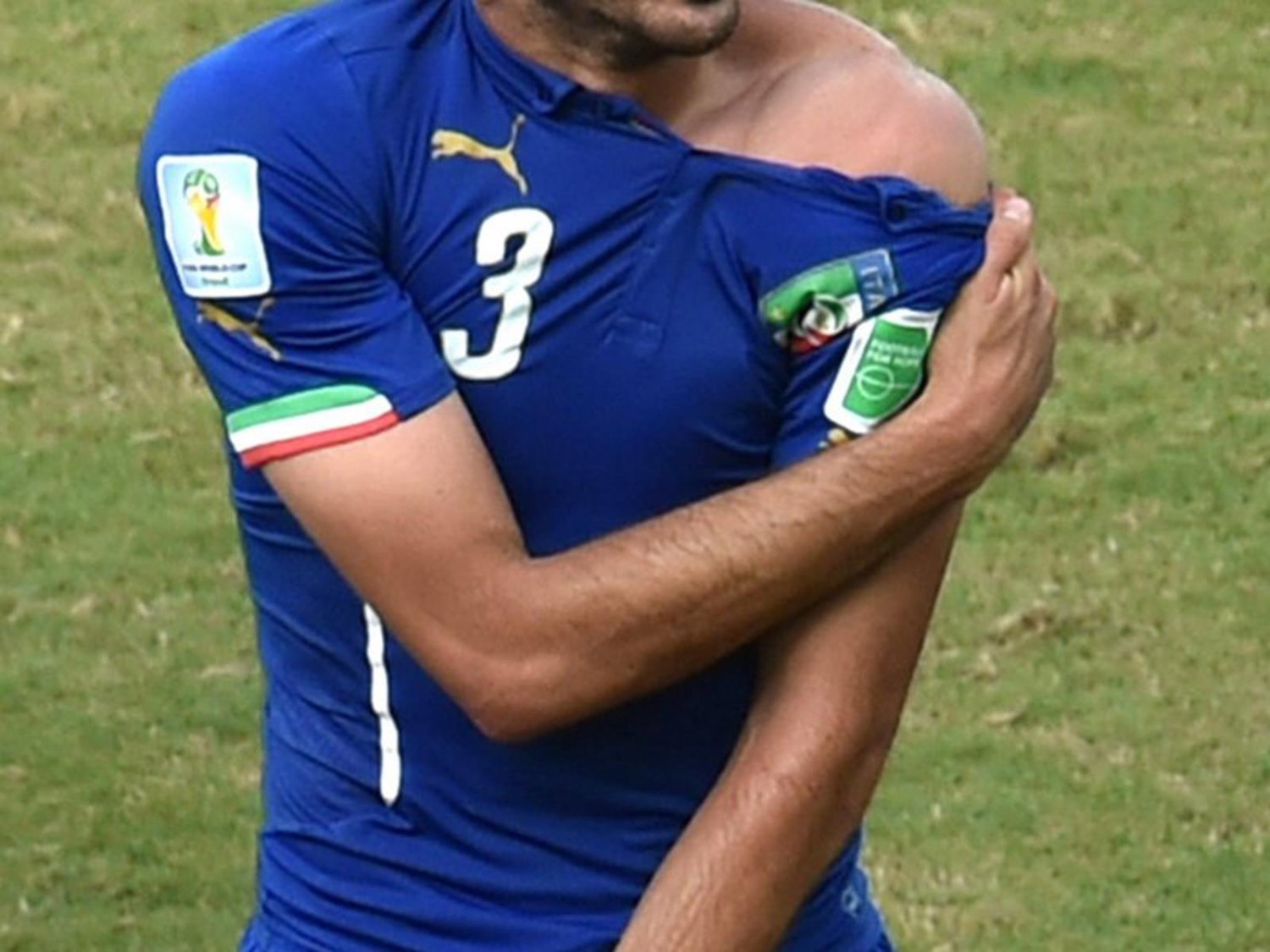 358 - 8 X 6 Photo - Football - FIFA World Cup 2014 - Chellini & Suarez