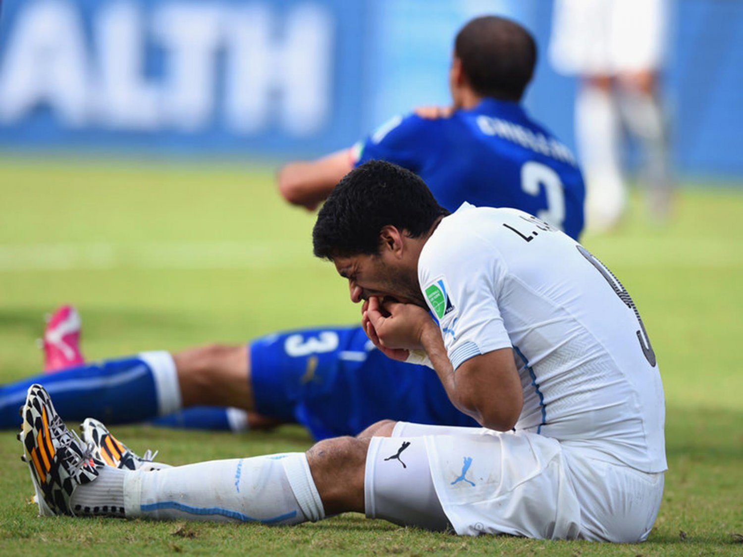 359 - 8 X 6 Photo - Football - FIFA World Cup 2014 - Chellini & Suarez