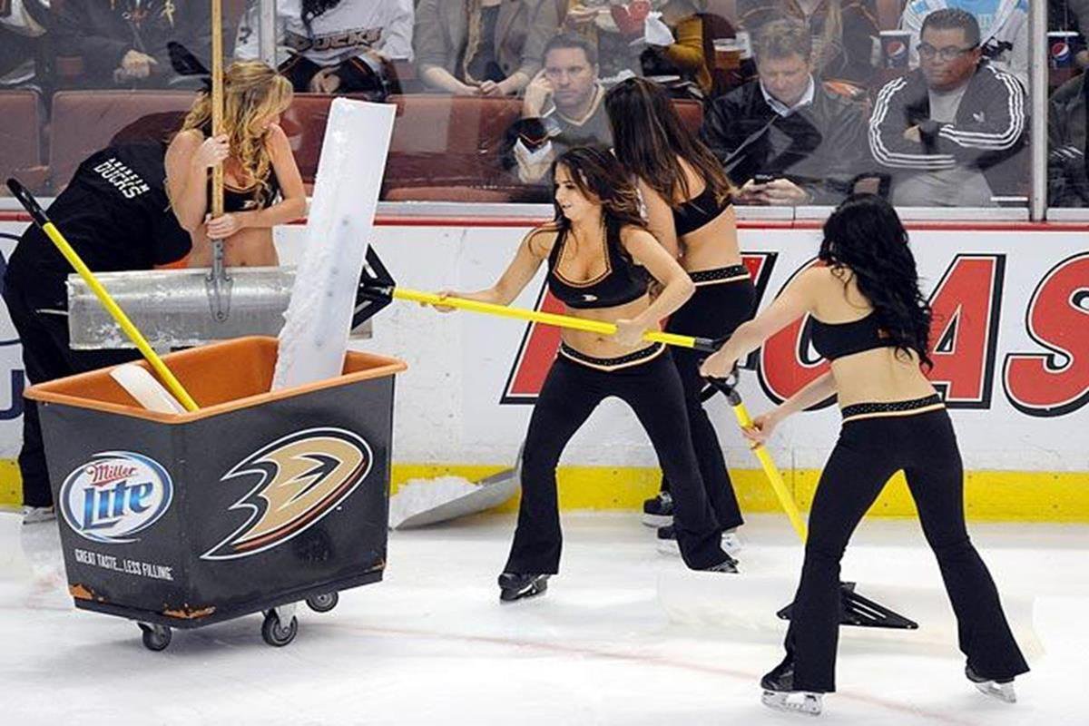 012 - 12 X 8 Photo - NHL - Girls - Anaheim Ducks Power Players Ice Girls Devils At Ducks