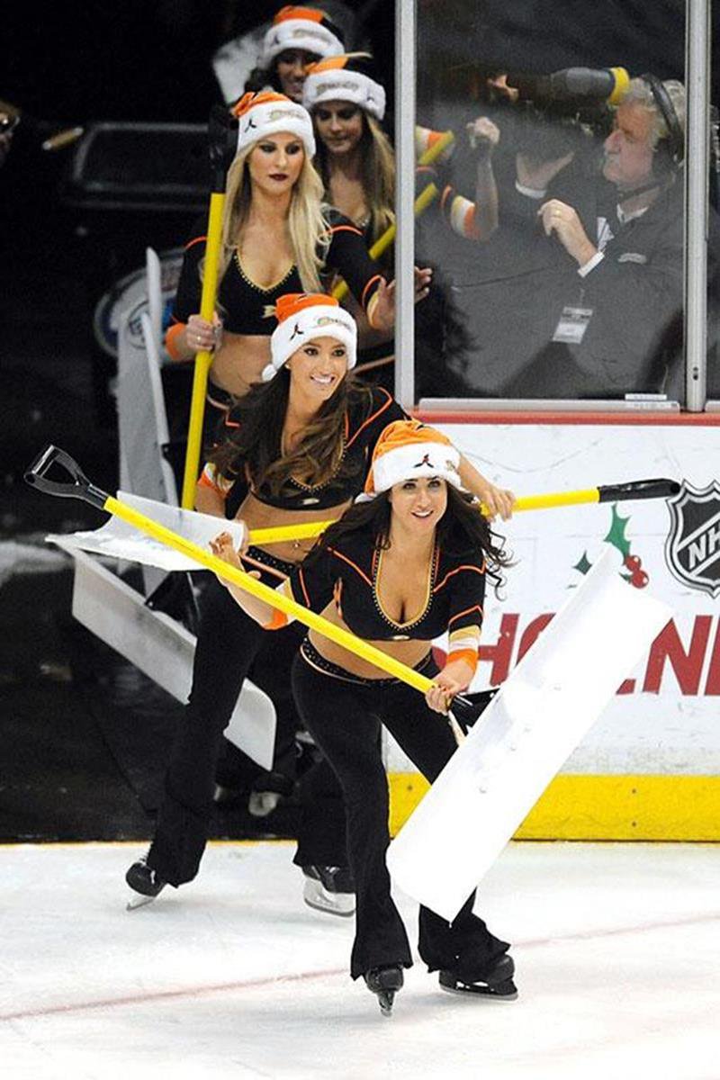 026 - 12 X 8 Photo - NHL - Girls - Anaheim Ducks Power Players Ice Girls Islanders At Ducks
