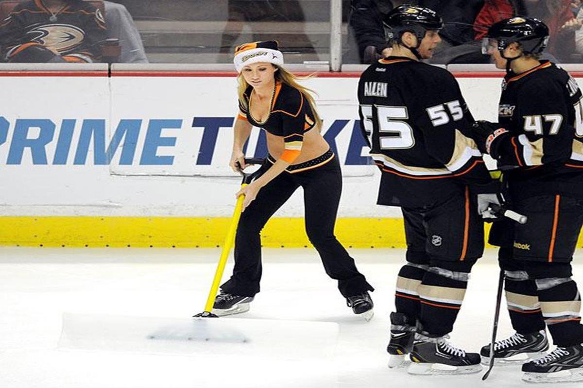 030 - 12 X 8 Photo - NHL - Girls - Anaheim Ducks Power Players Ice Girls Islanders At Ducks