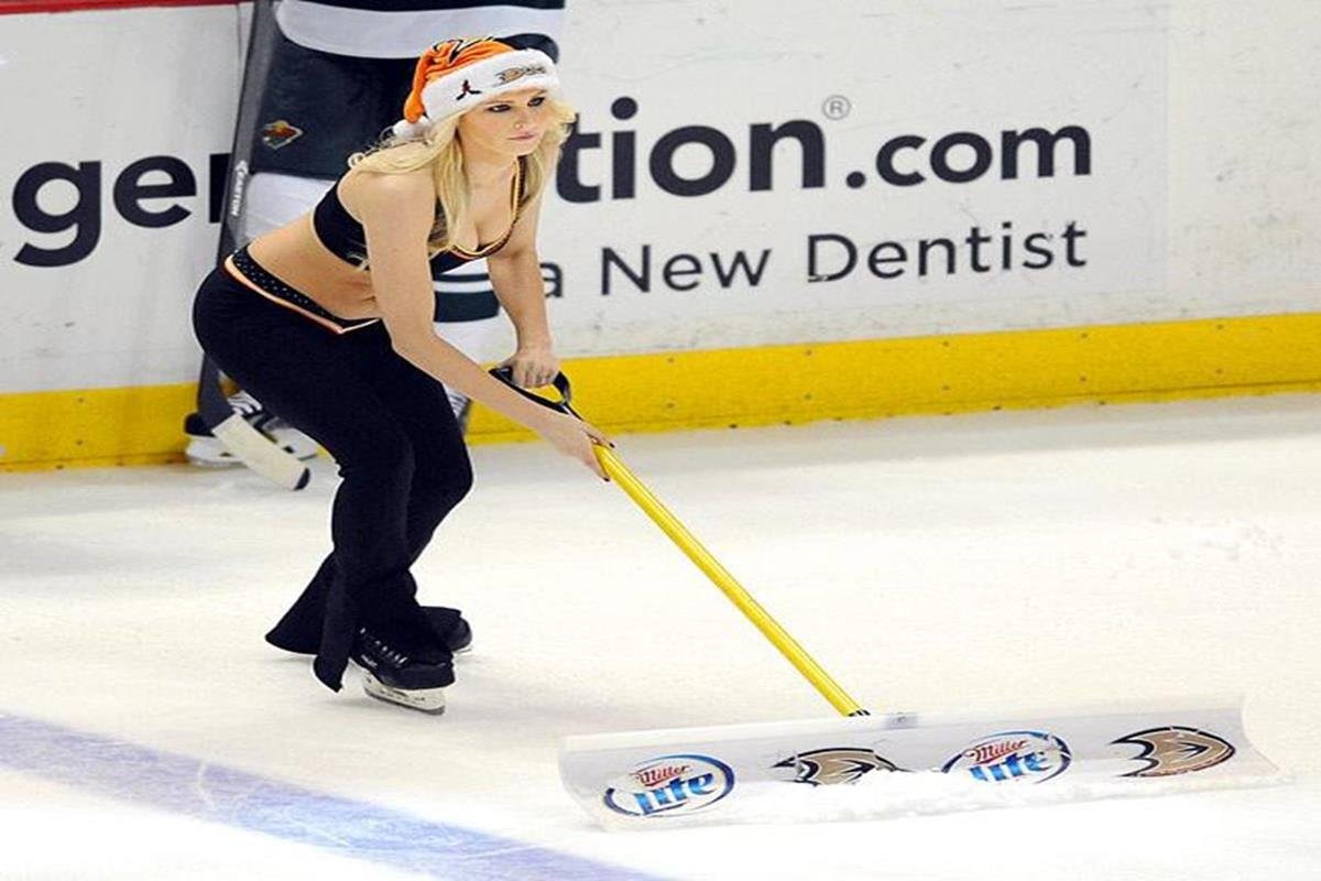 047 - 12 X 8 Photo - NHL - Girls - Anaheim Ducks Power Players Ice Girls Wild At Ducks