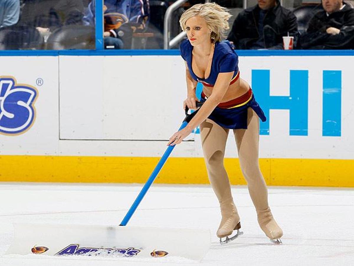 433 12 X 8 Photo NHL Girls Thrashers Blue Crew Ice Girls