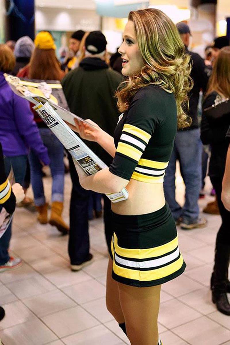 068 - 12 X 8 Photo - NHL - Girls - Boston Bruins Ice Girls Blue Jackets At Bruins