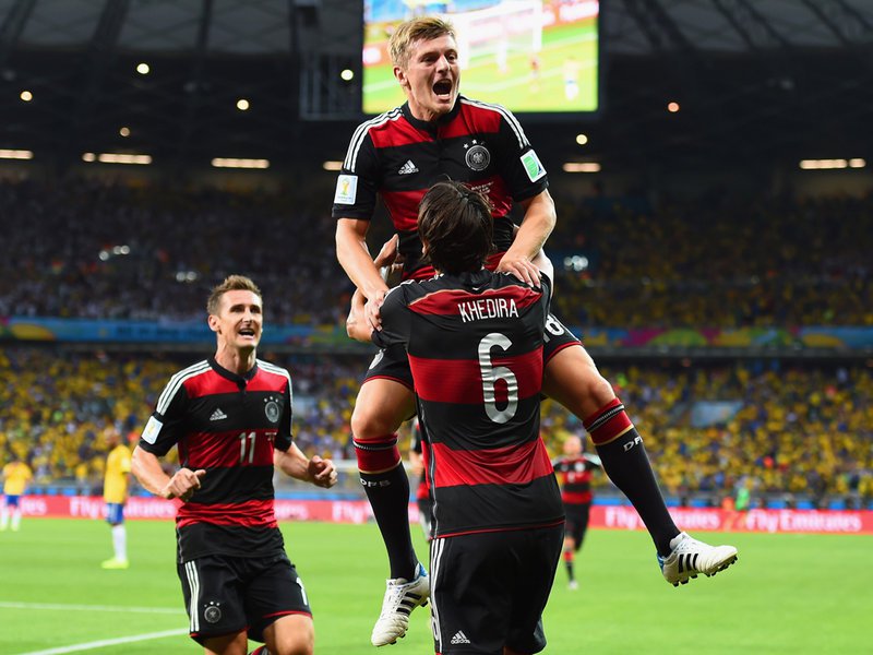 604 - 8 X 6 Photo - Footbal - FIFA World Cup - Brazil V Germany Toni Kroos Celebrates
