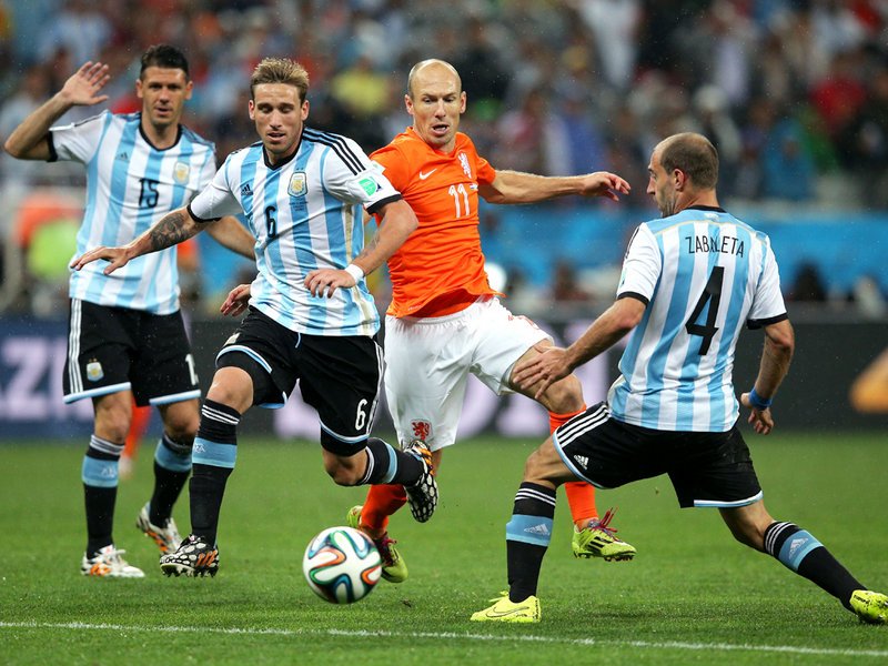616 - 8 X 6 Photo - Footbal - FIFA World Cup - Argentina V Holland Arjen Robben