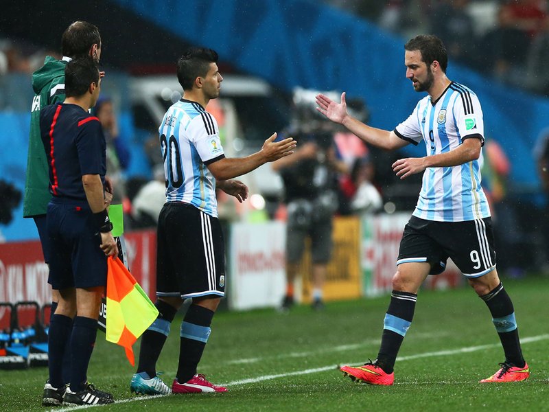 625 - 8 X 6 Photo - Footbal - FIFA World Cup - Argentina V Holland Sergio Aguera