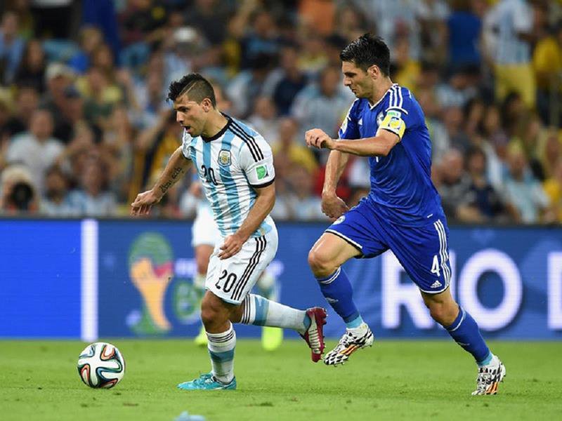 109 - 8 X 6 Photo - Football - FIFA World Cup 2014 - Argentina V Bosnia - Sergio Aguero On Ball