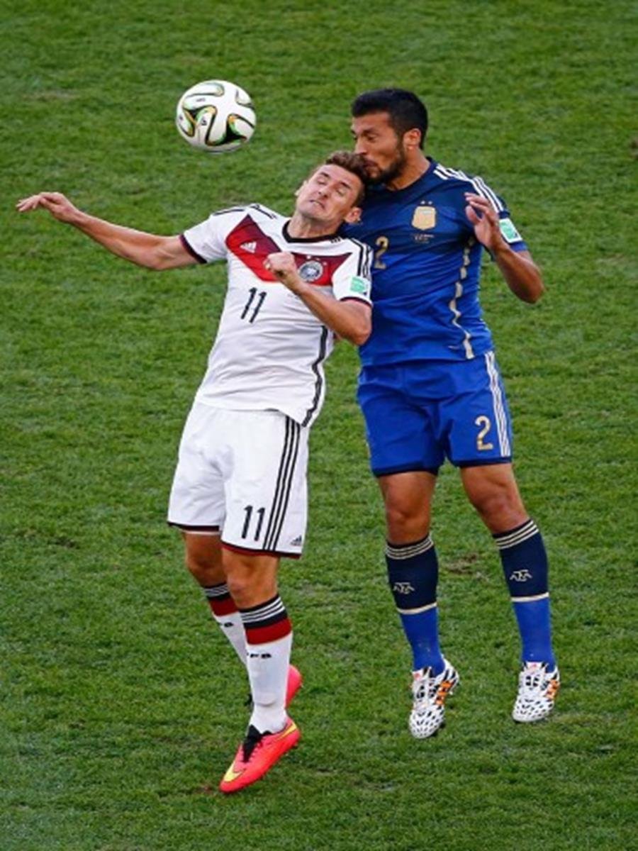 647 - 8 X 6 Photo - 2014 World Cup - The Final - Germany v Argentina - Miroslav klose