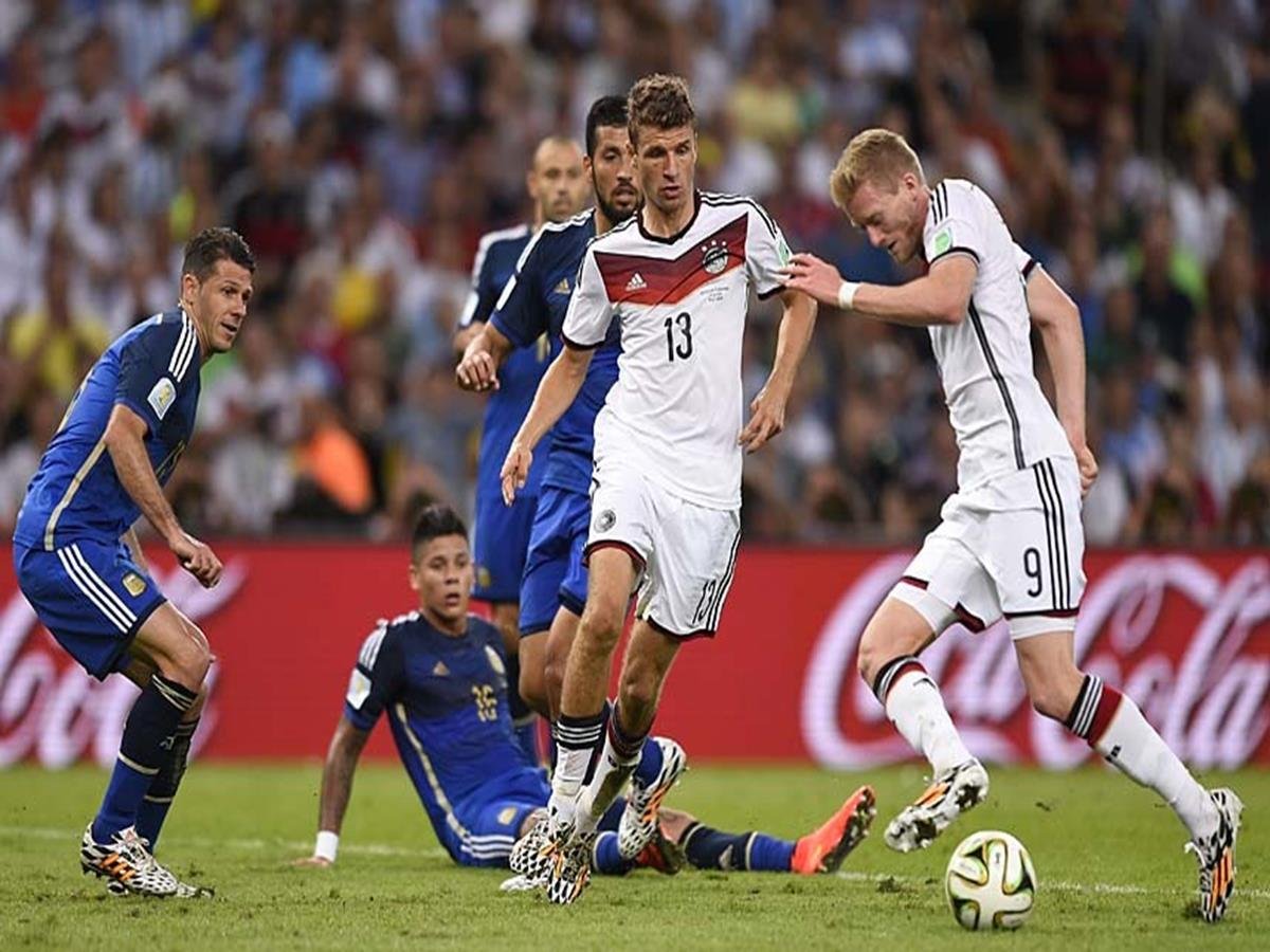 665 - 8 X 6 Photo - 2014 World Cup - The Final - Germany v Argentina - Andre Schuerrle