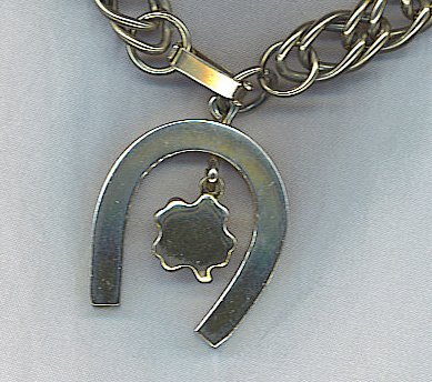 WONDERFUL VTG. HORSESHOE & SHAMROCK CHARM BRACELET