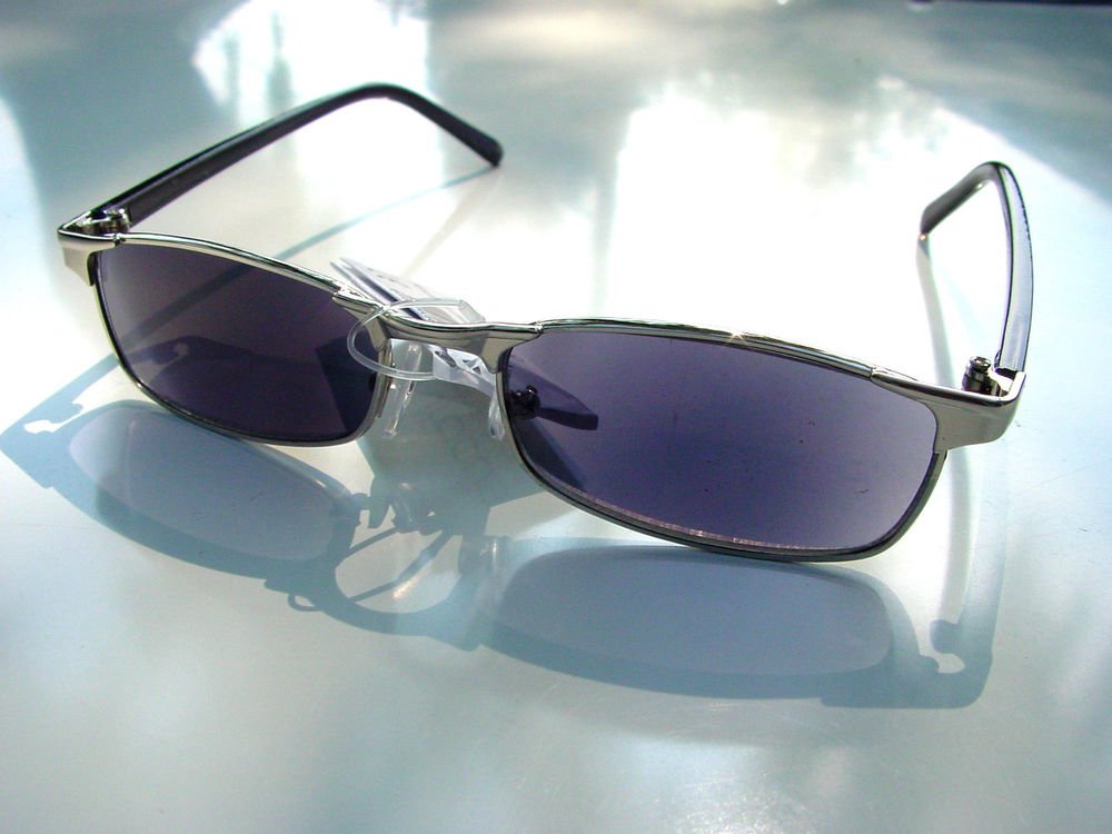 STYLISH TINTED READING GLASSES SILVER METAL FRAME DARK LENSES + 2.5 R1800