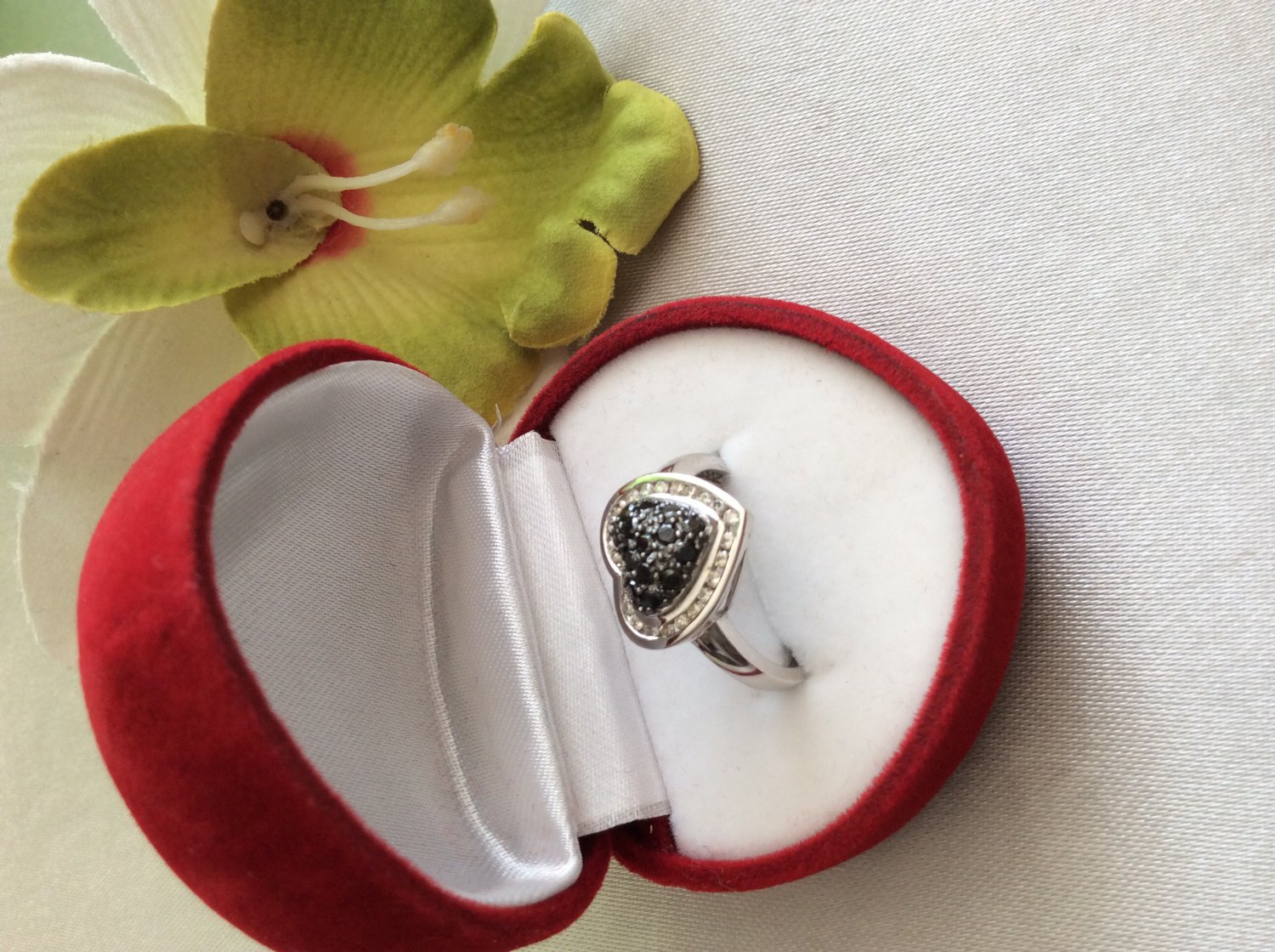 14k black and white diamonds heart ring