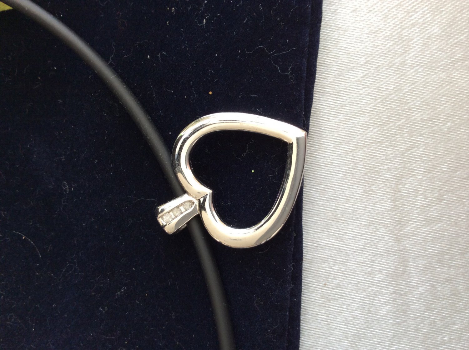 14k diamond heart pendant in rubber choker