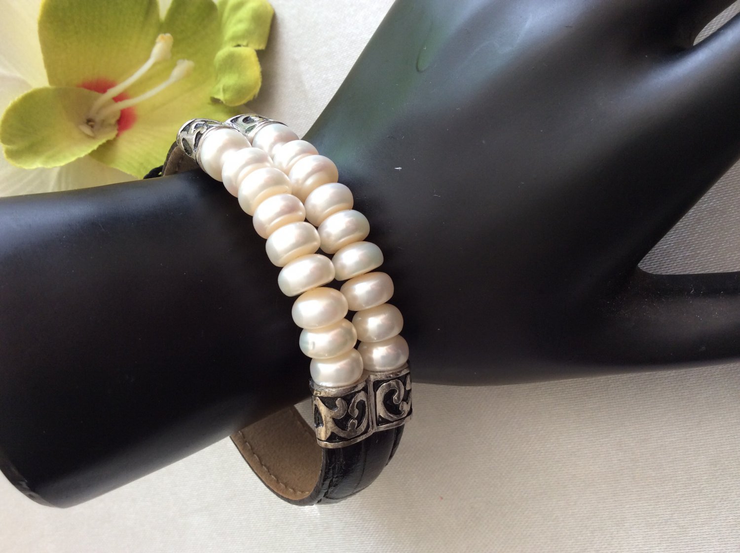 Cultured pearl in blue leather bracelet