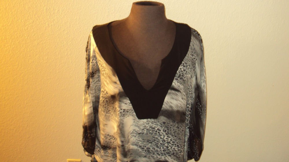 WOMENS CASUAL BLACK PLUS SIZE BLOUSE WITH A V NECK COLLAR SIZE 2X 3X