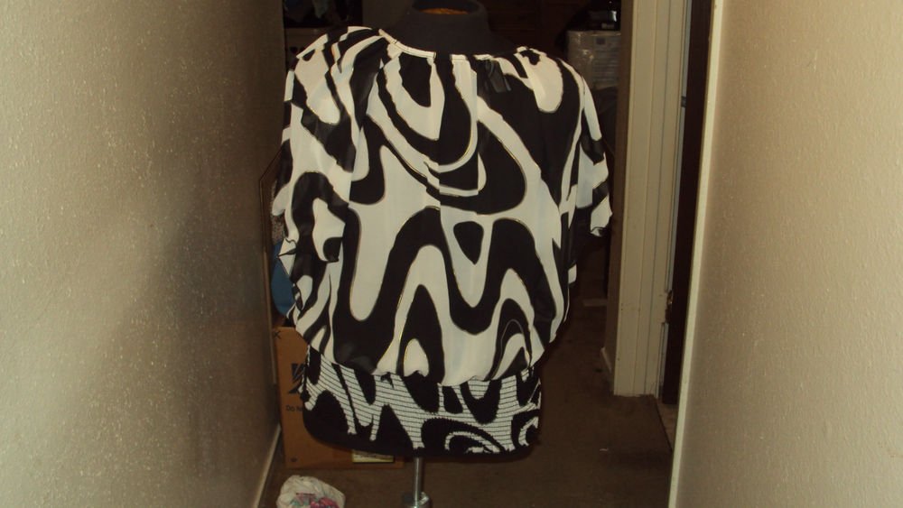 WOMENS Black And White With Gold Trim CASUAL PLUS SIZE BLOUSE SIZE 1X 2X 3X