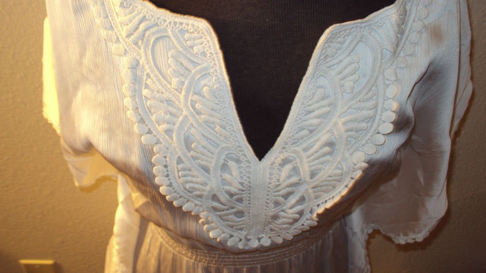 WOMENS WHITE CASUAL BLOUSE WITH EMBRODERY AROUND THE NECK LINE SIZE S