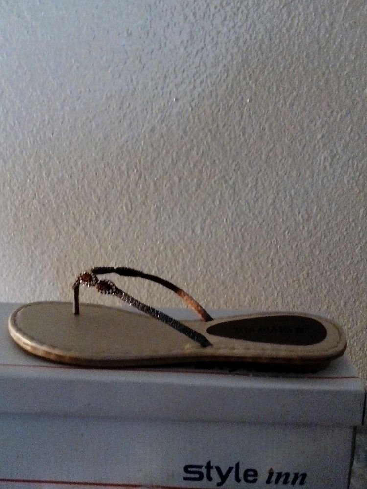 WOMENS T STRAP BROWN SANDALS SIZE 8.5 WITH GORGEOUS RHINESTONES
