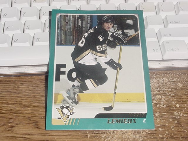 Oversized Mario Lemieux card