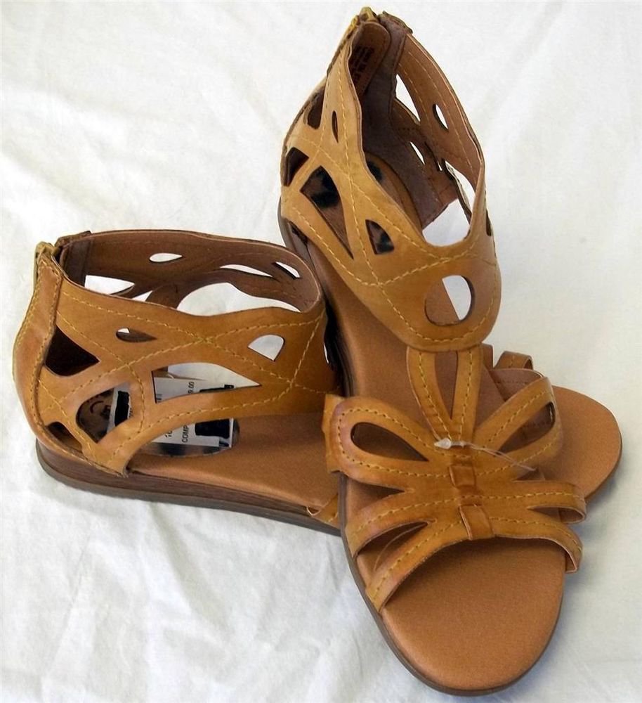 NEW Bare Traps 10Medium B Camel Tan Ankle Closed Heel Cut Out Sandals Flats Shoe