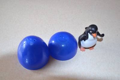March of the Penguins Wind Up Penguin in an Egg 4" Burger King Warner Bros