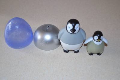 March of the Penguins Nesting Penguins in an Egg 4" Burger King Warner Bros