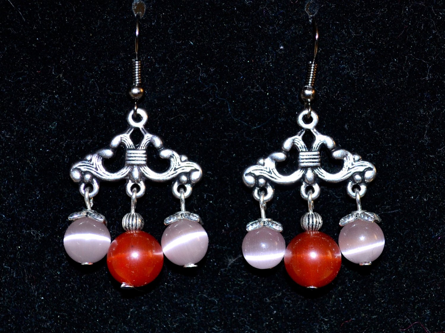 Earrings with cat's-eye