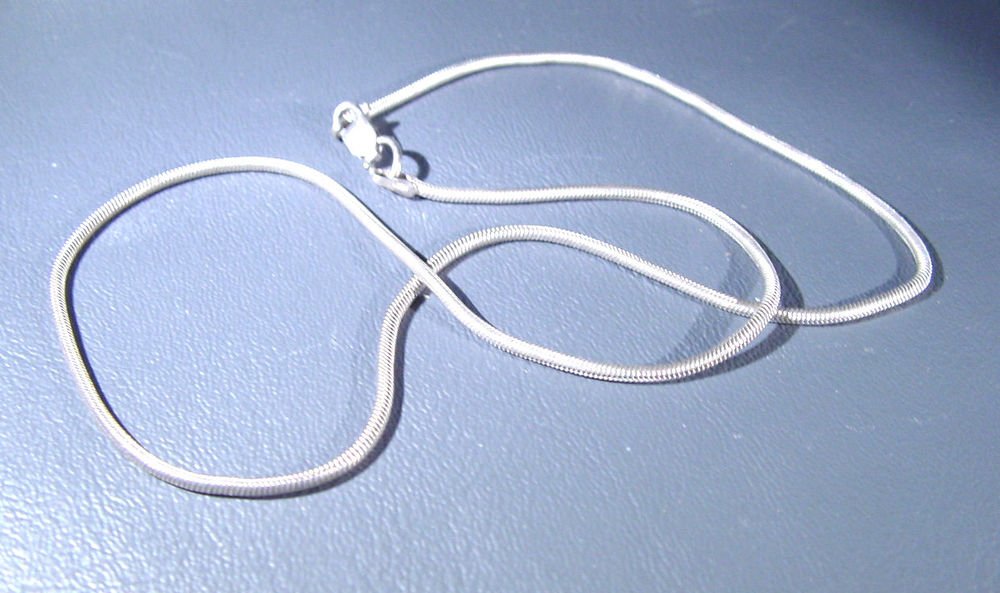 Sterling Silver Necklace 7.2 grams 16" long Marked 925 Italy