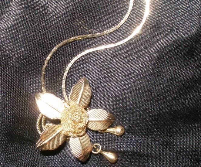 beautiful vintage gold necklace with rose pendant