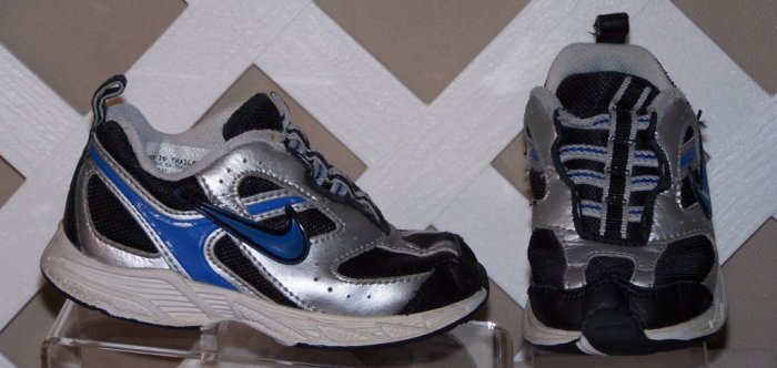 Boys Black & Silver Nike Shoes Size 8