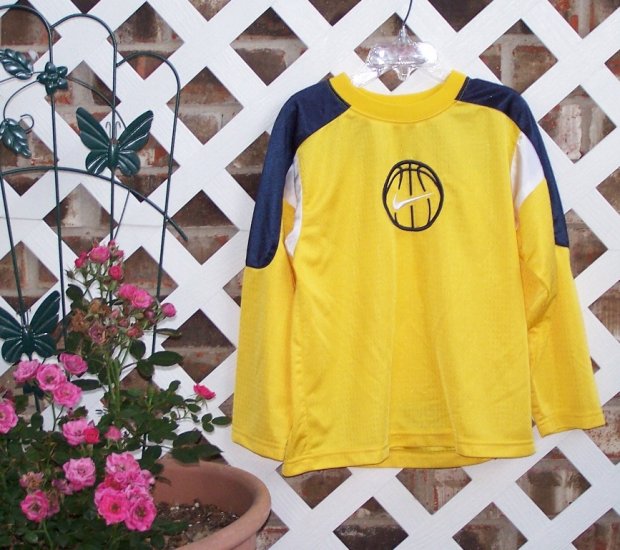 Boys Nike Sports Shirt Size 6 BTS
