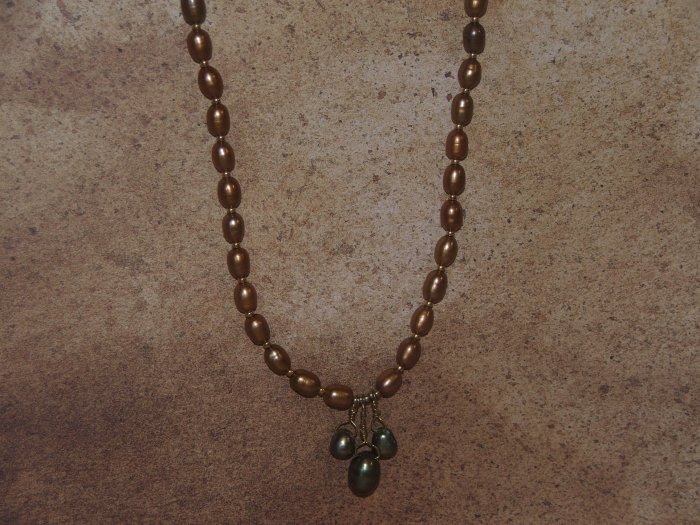 a gold fresh water pearl necklace