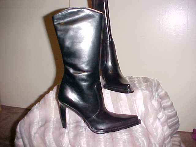 BCBG LEATHER BLACK BOOT