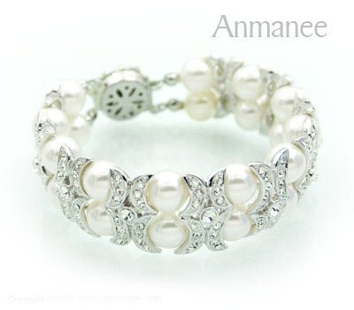 Handcrafted Swarovski Pearl Bracelet - Shying Moon 02022