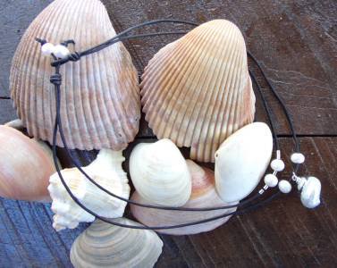 Large Hole Pearl and Leather Necklace Gilligans Boutique Made In USA N214 ~