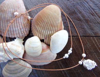 Large Hole Pearl and Leather Necklace Gilligans Boutique Made In USA N202 ~