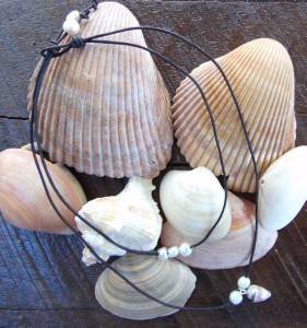 Large Hole Pearl and Leather Necklace Gilligans Boutique Made In USA N215 ~