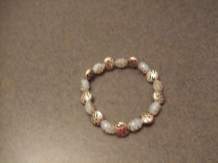 Streched charm bracelete
