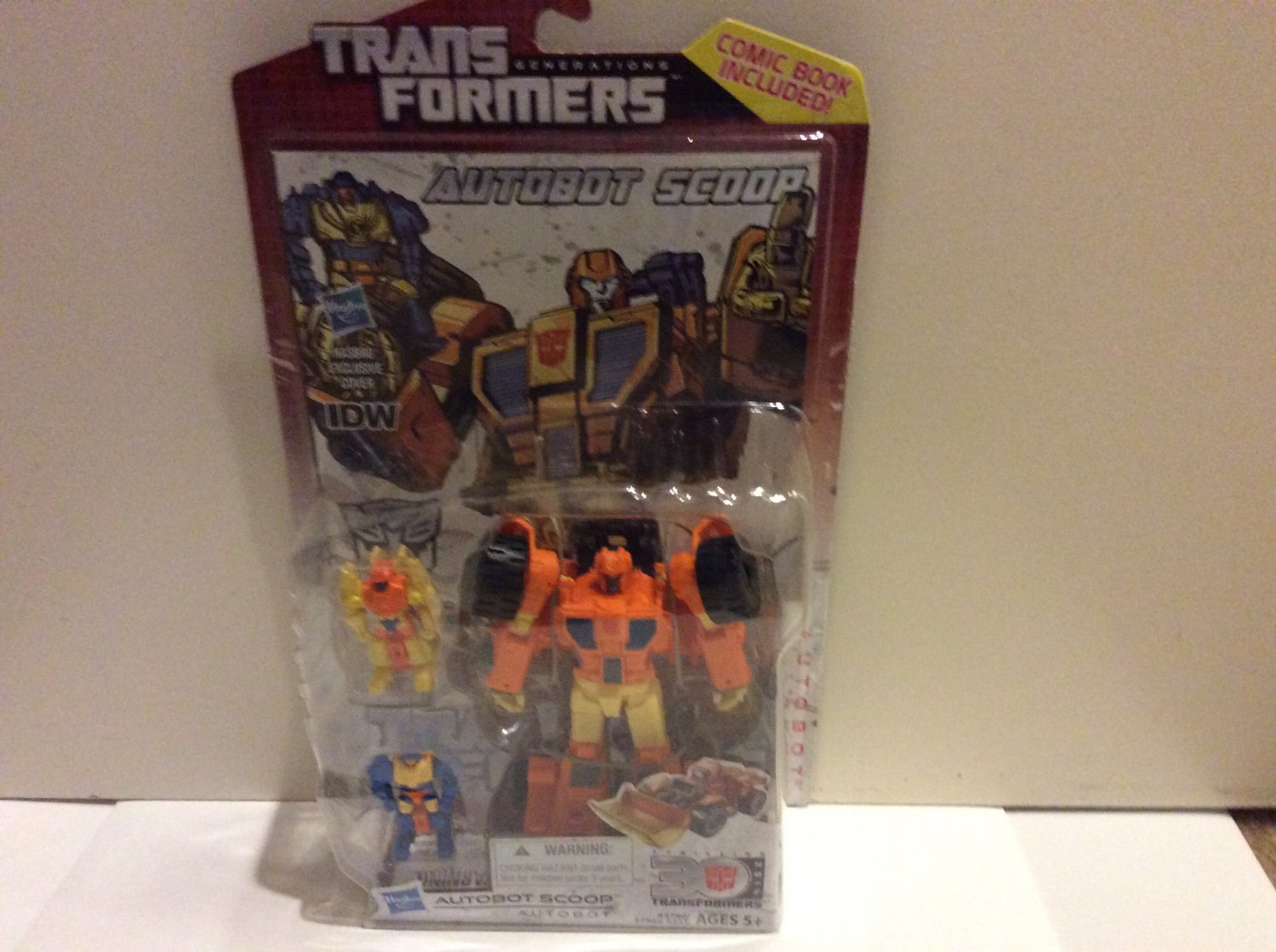 Hasbro Transformers Autobot Scoop (comic book include) Brand New