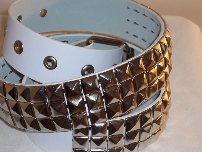 3 ROW SILVER PYRAMID STUDED LEATHER BELT WHITE SZ S 32
