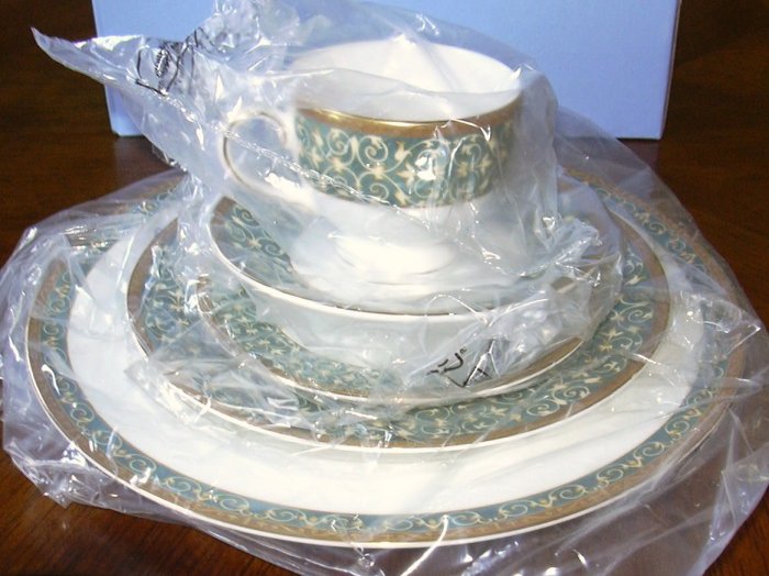 WEDGWOOD EVERLEIGH FIVE PIECE PLACE SETTING
