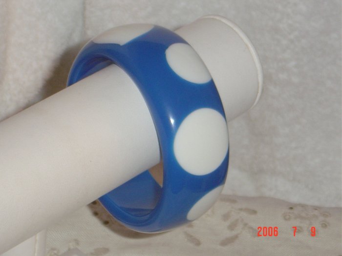 Lucite Wide Polka Dot Bangle Bracelet Blue White