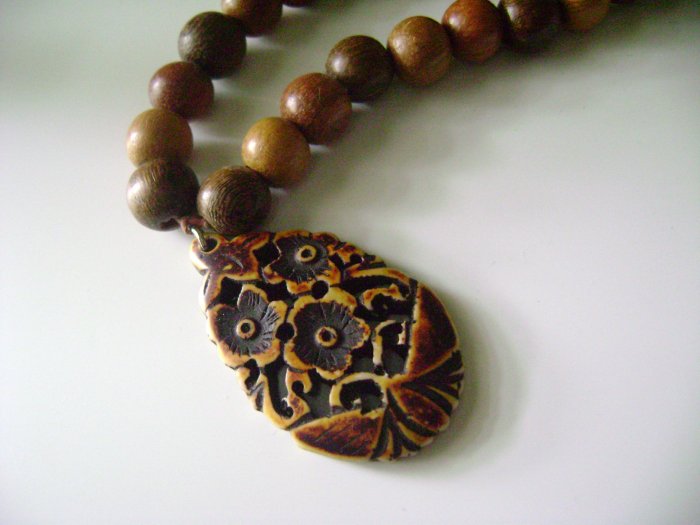 Three Shades Wood Collar
