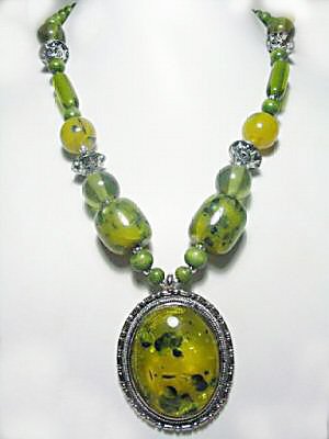 ELEGANT ASIAN TIBETAN GREEN AMBER NECKLACE